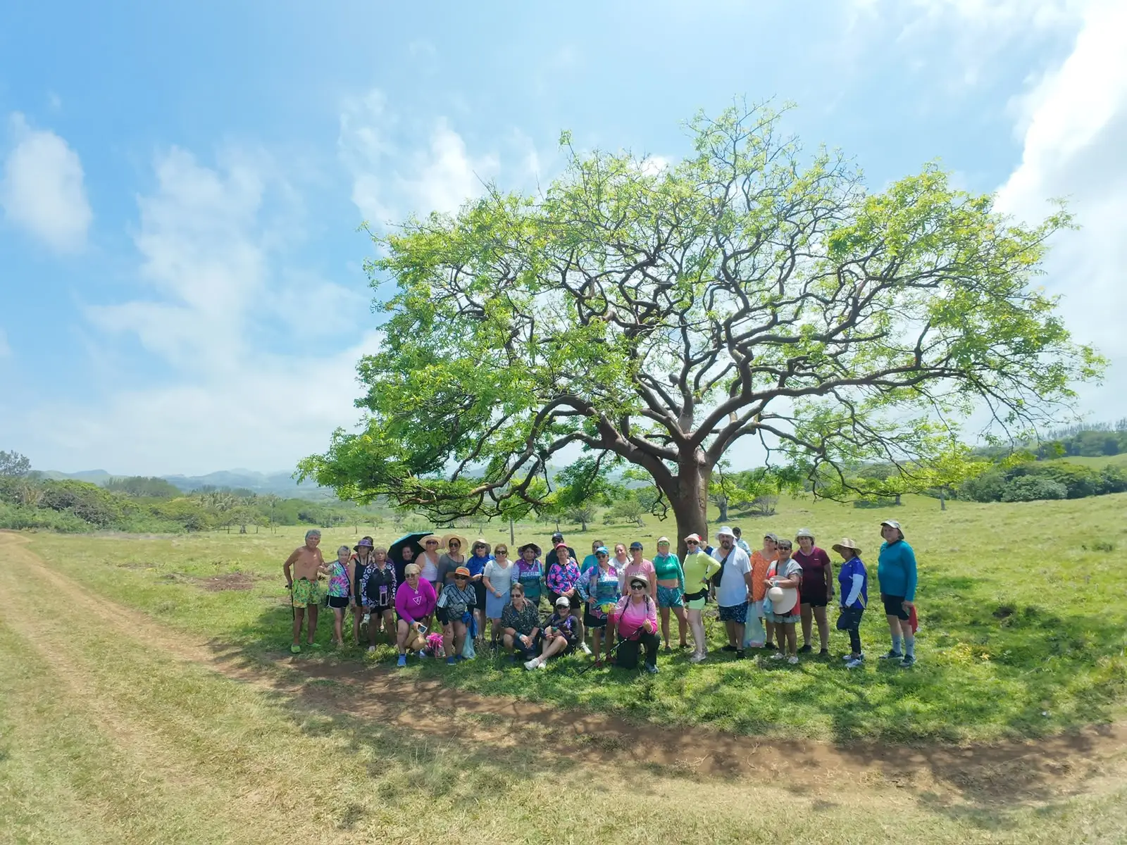 Grupo de aventureros con su guía de BoteTur en la sierra de Los Tuxtlas