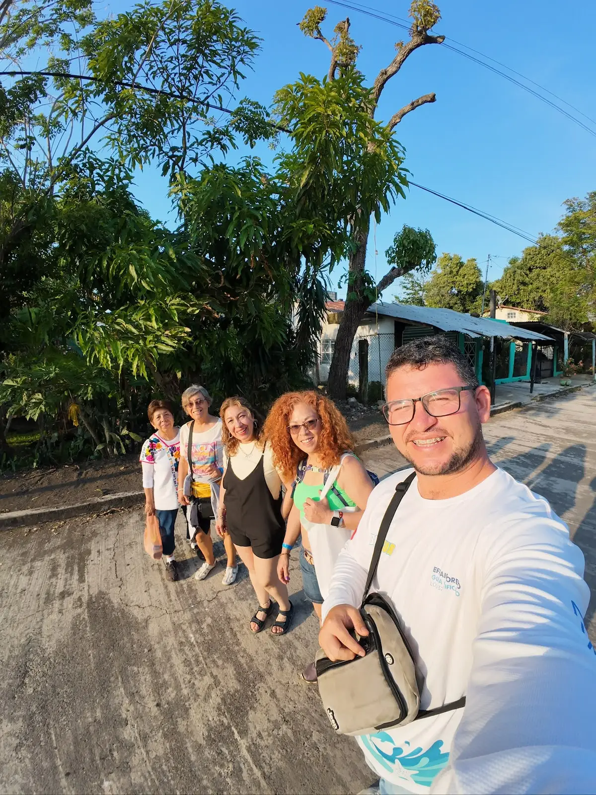 Guía local de BoteTur con un grupo de viajeras