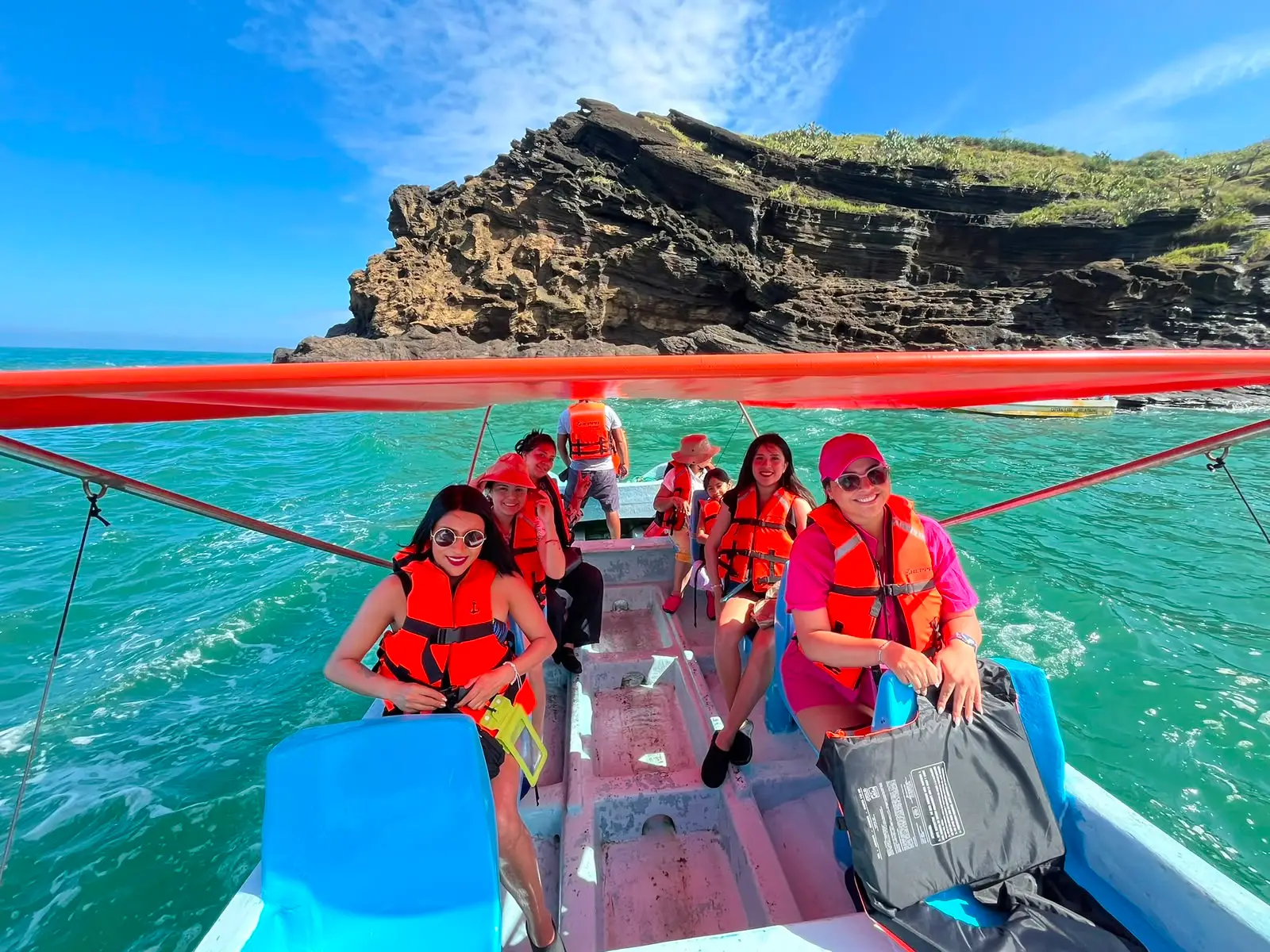 Grupo de viajeros en lancha con BoteTur en la costa de Los Tuxtlas
