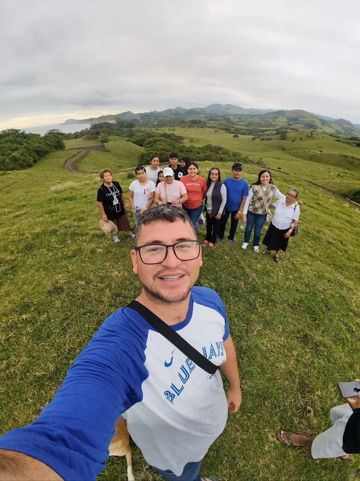 Familia con su guía de BoteTur en un mirador de Los Tuxtlas