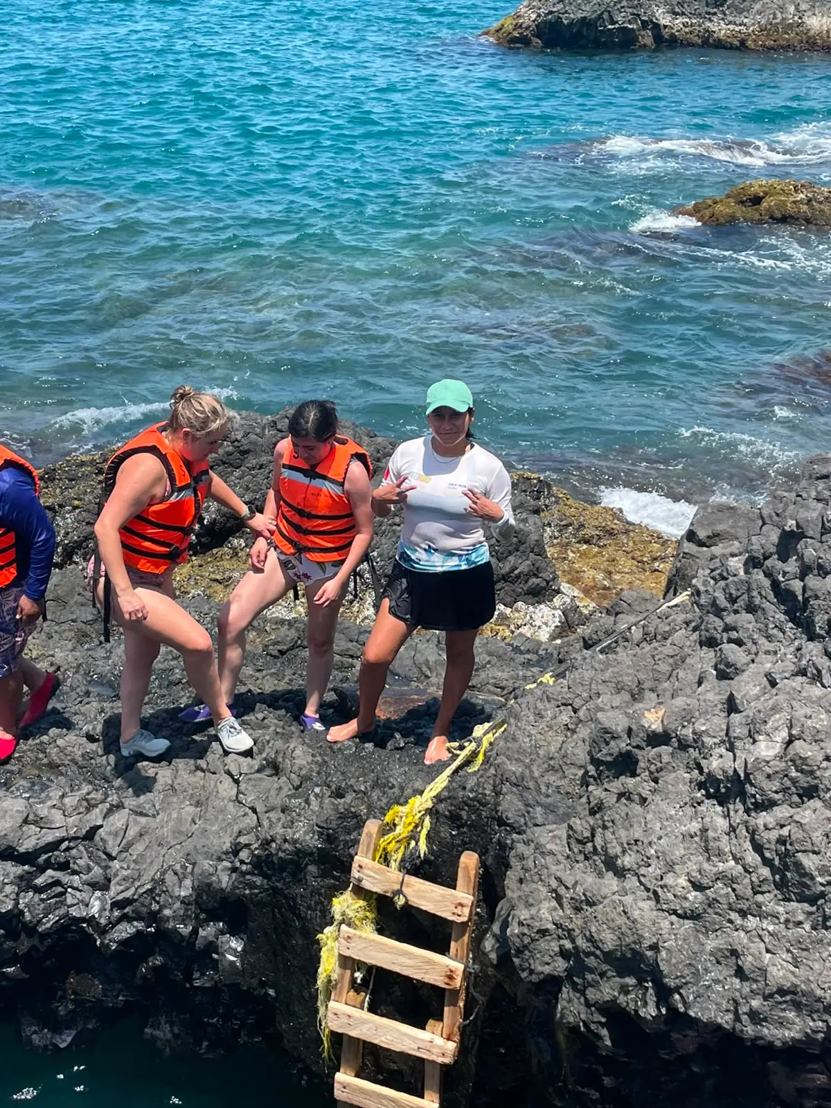 Aventureros nadando en una poza natural de Los Tuxtlas con BoteTur